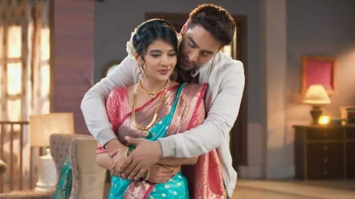 टाइम्स ऑफ इंडिया के अनुसार रोहित पुरोहित की नेटवर्थ 3 से 4 करोड़ रुपए के बीच है.