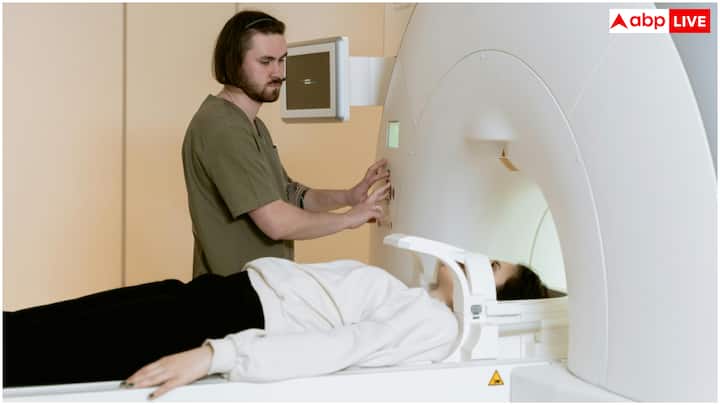 एमआरआई मशीन रूम में रखी व्हीलचेयर या लोहे की अलमारी तक को अपनी ओर खींच सकती है, जिससे ये पेशेंट या उनके साथ आए लोगों के लिए जानलेवा साबित हो सकती है. इससे हमेशा आग लगने या किसी और तरह के हादसे का खतरा बना रहता है.