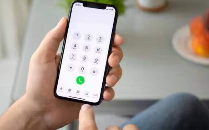 જો તમારા આધાર સાથે લિંક કરેલ મોબાઇલ નંબર ડિસ્કનેક્ટ થઈ ગયો હોય તો તમને સમસ્યાઓનો સામનો કરવો પડી શકે છે, તેથી નવો નંબર લિંક કરવો જરૂરી છે. નવા નંબરને આધાર સાથે કેવી રીતે લિંક કરવો. ઘણા લોકો વિચારે છે કે તેઓ આધારમાં પોતાનો મોબાઇલ નંબર ઓનલાઈન અપડેટ કરી શકે છે. તો ચાલો તમને જણાવી દઈએ કે આવું થતું નથી.