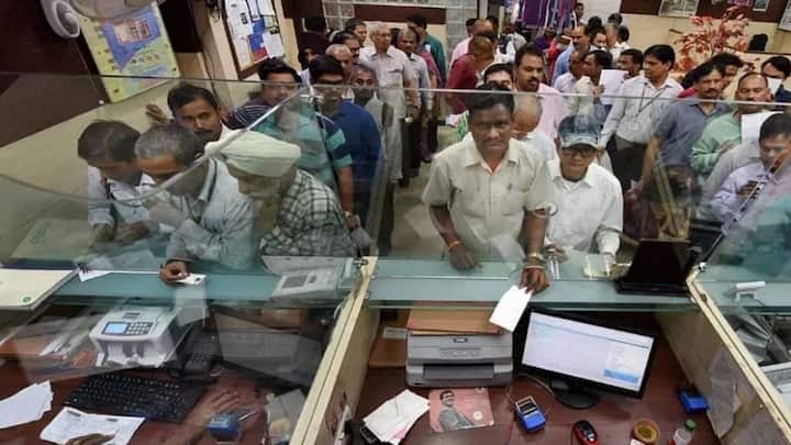 बैंक की सर्विसेस से लेकर अलग-अलग सुविधाओं के लिए ई-केवाईसी में, दस्तावेज बनवाने के लिए या किसी योजना में लाभ लेने के लिए ओटीपी वेरिफिकेशन के लिए आधार से मोबाइल नंबर लिंक होना जरूरी है. लेकिन कई बार लोगों का जो मोबाइल नंबर आधार में लिंक होता है वह बंद हो जाता है.