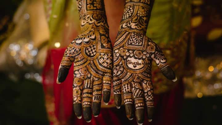 नई दुल्हन वाली मेहंदी - अगर आपकी शादी को ज्यादा समय नहीं हुआ और ये पहली तीज है तो फर्स्ट तीज स्पेशल मेहंदी लगवाएं. इसमें अपने पति का नाम भी शामिल करें. इससे प्यार भी दिखेगा और डिजाइन में भी नयापन आएगा.