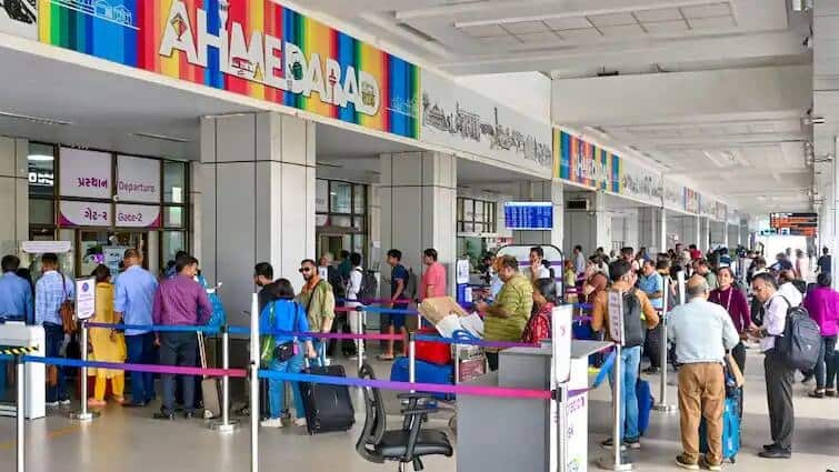 અમદાવાદ એરપોર્ટ અને સુરતની આ બે સ્કૂલને બોંબથી ઉડાવી દેવાની ધમકી, વિદ્યાર્થીઓને અપાઇ રજા A mail was received threatening to blow up these two schools in Ahmedabad Airport and Surat અમદાવાદ એરપોર્ટ અને સુરતની આ બે સ્કૂલને બોંબથી ઉડાવી દેવાની ધમકી, વિદ્યાર્થીઓને અપાઇ રજા