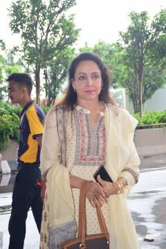 एयरपोर्ट पर स्टाइलिश अंदाज में शुभांगी दत्त संग स्पॉट हुए अनुपम खेर, हेमा मालिनी का भी दिखा शानदार अंदाज