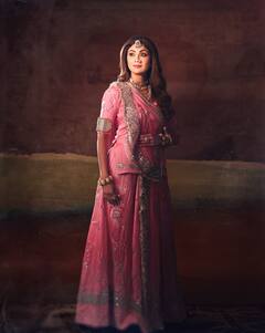 सिर पल्लू और नथ-रखड़ी बोरला सजाकर राजस्थानी बिंदणी बनीं शिल्पा शेट्टी, रॉयल लुक के दीवाने हुए फैंस