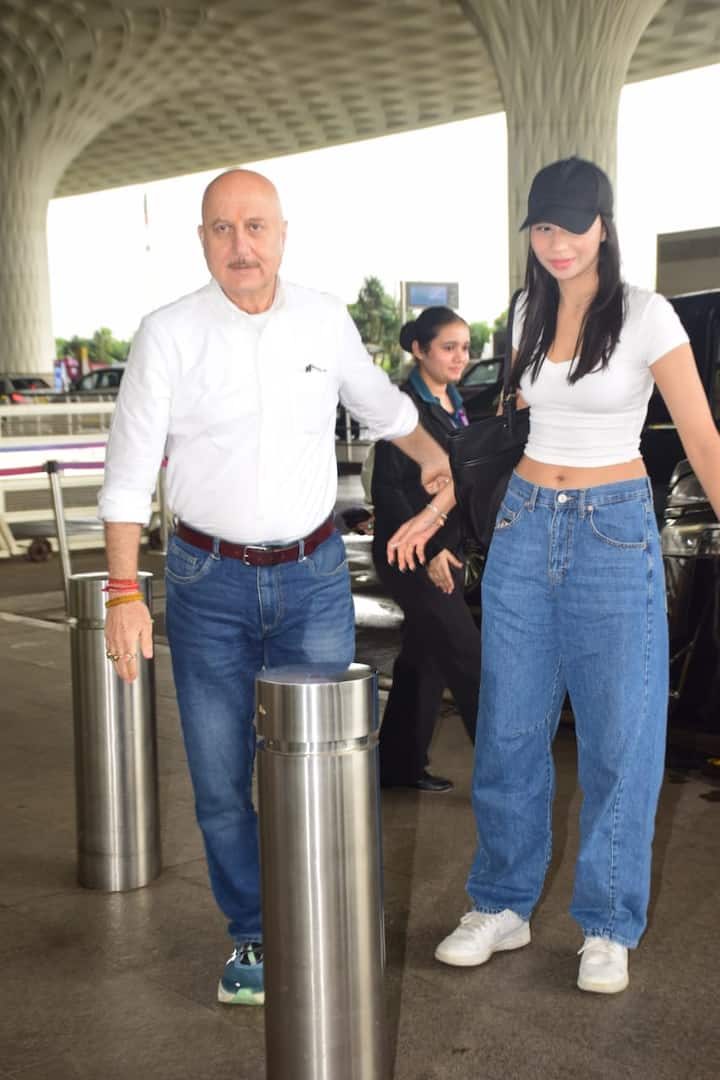 Along with this, artists of Tanvi: The Great were also spotted at the airport. New Qamar Shubhangi Dutt was seen with veteran actor Anupam Kher.