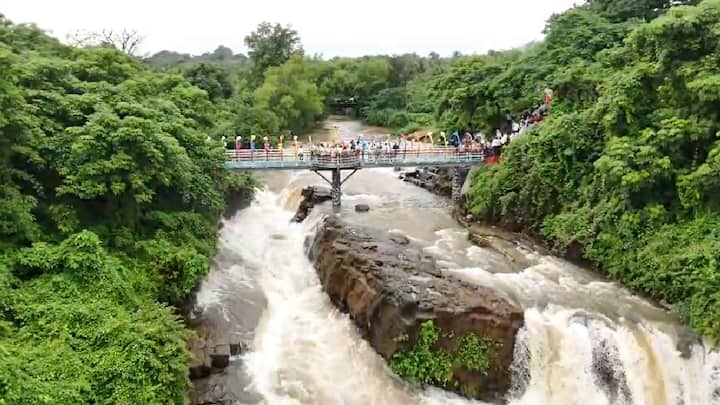 सिंधुदुर्ग जिल्ह्याला देशातील पहिला पर्यटन जिल्हा म्हणून घोषित करण्यात आले आहे. पश्चिम महाराष्ट्रातून जिल्ह्यात प्रवेश करताना वैभववाडी तालुका हे जिल्ह्याचे प्रवेशद्वार आहे. या जिल्ह्यात येणारा कोणताही पर्यटक नापणे धबधब्याला भेट दिल्याशिवाय पुढे जात नाही, असे म्हटले जाते.