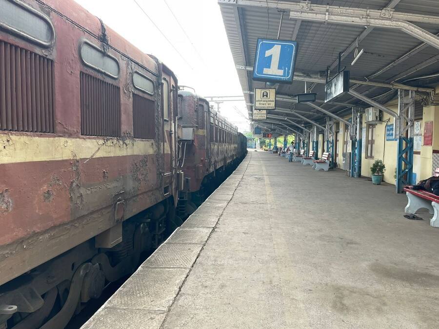 Kovvur Railway Station: కొవ్వూరులో రైళ్లను ఎందుకు ఆపడం లేదు ? ద.మ రైల్వే జీఎంను కలిసిన పురంధేశ్వరి