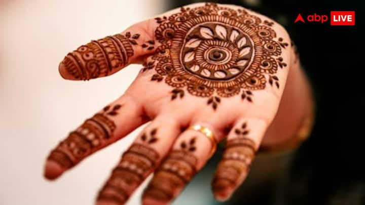 मेहंदी लगाने से हाथों की खूबसूरती तो बढ़ती ही है, साथ ही इसे शुभ भी माना जाता है. हर महिला चाहती है कि उसकी मेहंदी सबसे सुंदर और अलग दिखे.