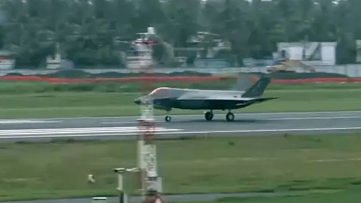 கேரளாவில் சிக்கிய உலகின் அதிநவீன போர் விமானம்! ஏன் இவ்வளவு தாமதம்? சுவாரஸ்யமான காரணம் இதோ!