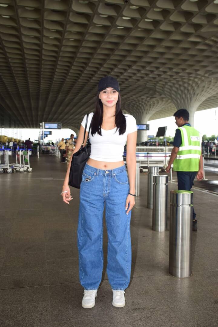 Pictures of Shubhangi Dutt are now viral on social media. She looks very classy in white top and denim.