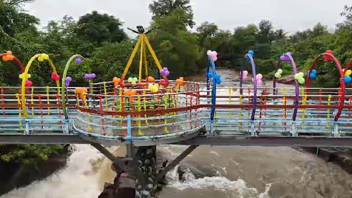 सिंधुदुर्ग जिल्ह्याच्या वैभववाडी येथील नापणे धबधब्यावर सिंधुरत्न योजनेतून हा पूल बांधण्यात आला असून या पुलामुळे आंतरराष्ट्रीय दर्जाचे एक पर्यटन स्थळ निर्माण झाले असल्याचा विश्वास मंत्री नितेश राणे यांनी व्यक्त केलाय.