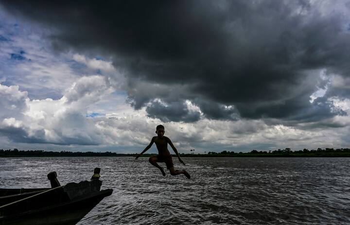 বুধবার থেকে শুক্রবার পর্যন্ত এই জেলাগুলিতে হলুদ সর্তকতা জারি করেছে হাওয়া অফিস। ভারী বৃষ্টির জেরে নীচু এলাকাগুলিতে জল জমতে পারে। বজ্রপাতের আশঙ্কাও রয়েছে।