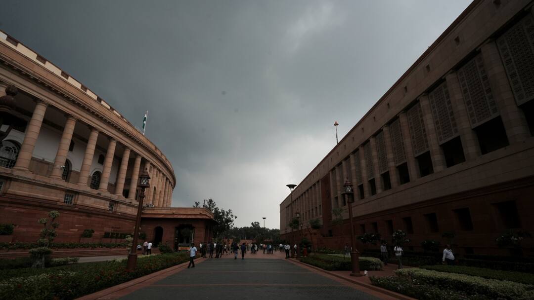 Delhi Weather: काले घने बादलों ने दिल्ली को घेरा, तूफान के साथ आई बरसात, जानें मौसम का ताजा हाल Delhi Rains Today Rainfall Alert in Delhi NCR Wind Storm and Clouds Update Delhi Weather: काले घने बादलों ने दिल्ली को घेरा, तूफान के साथ आई बरसात, जानें मौसम का ताजा हाल