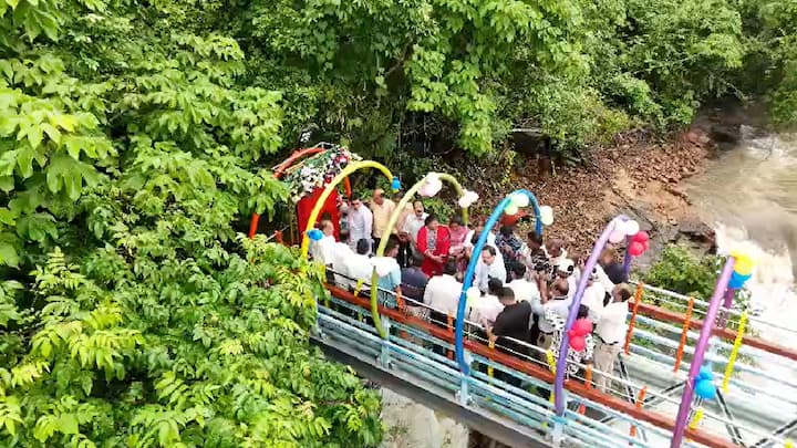 महाराष्ट्र राज्यातील पहिला काचेच पूल सिंधुदुर्ग जिल्ह्यातील नापणे धबधब्यावर उभारण्यात आला आहे. सिंधुदुर्गचे पालकमंत्री नारायण राणे यांच्याहस्ते या पुलाचे उद्घाटन करण्यात आले.