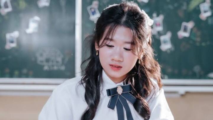 इस देश का नाम है जापान और यहां पर पोनीटेल बनाने पर अभी भी प्रतिबंध लगा हुआ है. इसके पीछे तर्क दिया जाता है कि ऐसा महिलाओं के प्रति बढ़ते अपराध को रोकने के लिए किया जाता है.