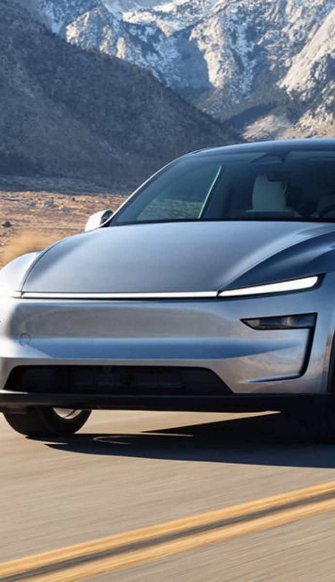 वहीं टेस्ला कंपनी भारत में अपने फेमस Tesla Model Y के साथ शुरुआत की है जो कि एक कॉम्पैक्ट इलेक्ट्रिक एसयूवी है