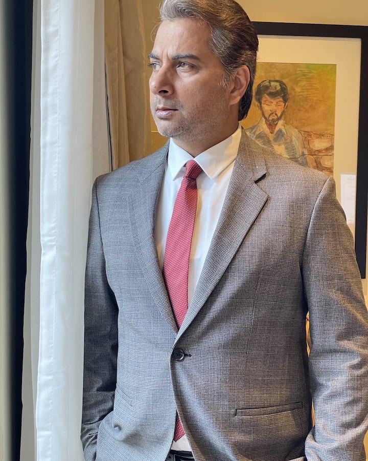 टीवी के पॉपुलर एक्टर वरुण बडोला को इस फिल्म में लीड एक्टर के पिता के रोल में देखा गया था. फिल्म में वो शराबी के रोल में नजर आए थे. दिग्गज अभिनेता के करियर की बात करें तो उन्होंने सीरियल 'बनेगी बात अपनी' से टीवी में डेब्यू किया. इसके बाद उन्हें 'ये रिश्ता क्या कहलाता है', 'मेरे अंगने में' और 'तुम्हारी पाखी' जैसे शोज में देखा गया. इतना ही नहीं वरुण बडोला ने 'जय हो' और 'मिशन रानीगंज' जैसे हिट फिल्मों में भी काम किया है.