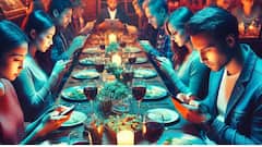 భోజనం చేస్తూ TV, Mobile చూస్తున్నారా? అయితే మీ జీవితంలో ఈ 4 నష్టాలు తప్పవు!