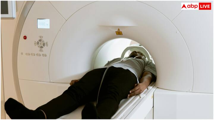 हॉस्पिटल में एमआरआई स्कैन से पहले किसी भी पेशेंट की हेल्थ और मेडिकल इन्फॉर्मेशन मांगी जाती है, ताकि मेडिकल टीम ये पता कर सके कि स्कैन करना सेफ है या नहीं. इसके अलावा पेशेंट की परमिशन ली जाती है. स्कैनर के पावरफुल मैग्नेटिक फील्ड के कारण पेशेंट के शरीर पर या भीतर कोई मेटल ऑब्जेक्ट नहीं होना चाहिए, क्योंकि इससे जान का खतरा रहता है.