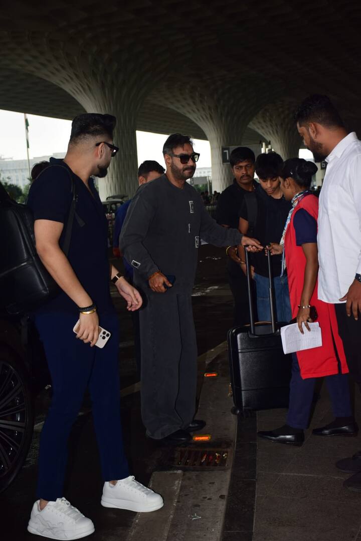 एयरपोर्ट पर दोनों काफी सारे सामान के साथ दिखे. देखकर लग रहा है कि दोनों वेकेशन पर जा रहे हैं.