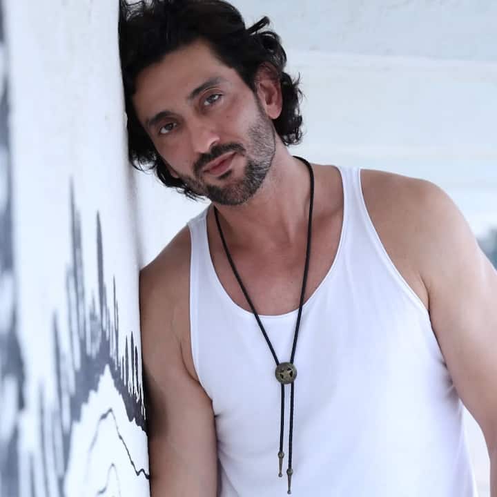 शाद रंधावा मोहित सूरी के फिल्मों के साइलेंट एक्टर कहलाए जाते हैं. उन्होंने सैयारा में रैपर प्रिंस का रोल निभाया. भले फिल्म में उनका स्क्रीन टाइम कम था लेकिन हमेशा ही अपने पावरफुल परफॉर्मेंस से उन्होंने ऑडिएंस को इंप्रेस किया है. शाद रंधावा ने अपने करियर की शुरुआत वो लम्हें से किया. इसके बाद 'आवारापन', :आशिकी 2' और 'एक विलेन' जैसी हिट फिल्मों का हिस्सा बने.