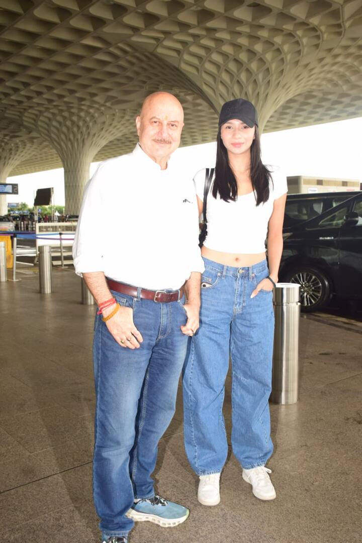 The look of both artists looked stylish. Anupam Kher appears in basic white shirt and denim commodities.