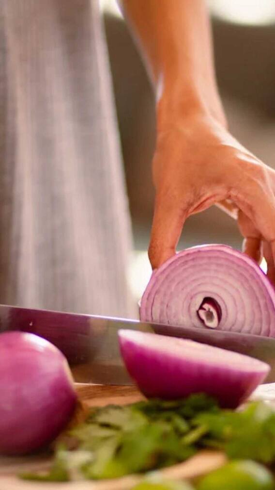 या लोकांनी चुकूनही कच्चा कांदा खाऊ नये, अन्यथा भोगावे लागतील परिणाम