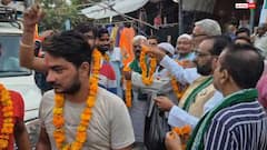 अलीगढ़ में AIMIM ने कांवड़ियों पर की पुष्पवर्षा, गंगा-जमुनी तहजीब की पेश की मिसाल