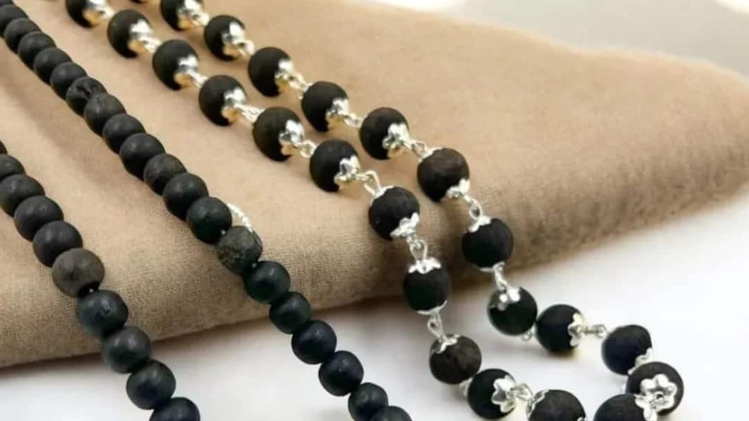 Karungali Mala Rules and Regulations Procedure to Wear and how to Wear First Time know in telugu కరుంగలి మాల రహస్యం ఏంటి? ఎప్పుడు ధరించాలి , ఫస్ట్ టైమ్ వేసుకున్నప్పుడు నియమాలేంటి?