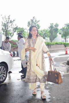 एयरपोर्ट पर स्टाइलिश अंदाज में शुभांगी दत्त संग स्पॉट हुए अनुपम खेर, हेमा मालिनी का भी दिखा शानदार अंदाज