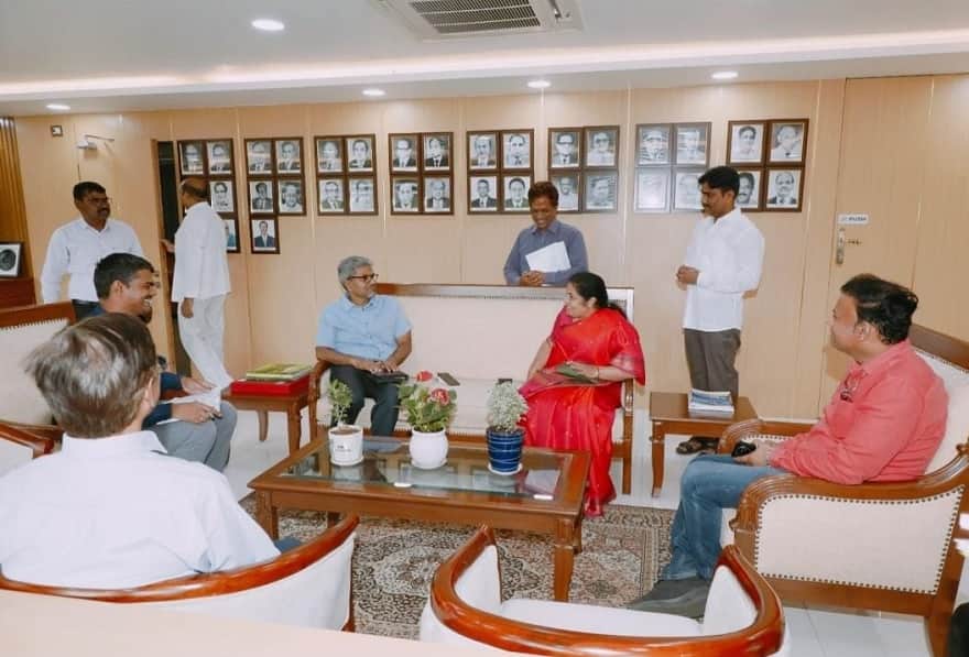 Kovvur Railway Station: కొవ్వూరులో రైళ్లను ఎందుకు ఆపడం లేదు ? ద.మ రైల్వే జీఎంను కలిసిన పురంధేశ్వరి