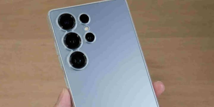 Samsung Galaxy S25 Ultra के कैमरा सेटअप पर नज़र डालें तो कंपनी ने इसमें 200MP के प्राइमरी कैमरा के साथ एक 50MP का टेलीफोटो लेंस दिया हुआ है जो 5x ऑप्टिकल जूम को सपोर्ट करता है. साथ ही इसमें 10MP का 3x टेलीफोटो लेंस और 50MP का अल्ट्रावाइड लेंस भी दिया हुआ है जो यूजर की फ्रोटोग्राफी को बेहद शानदार अनुभव प्रदान करेगा. सेल्फी और वीडियो कॉल के लिए डिवाइस में 12MP का फ्रंट कैमरा मौजूद है.