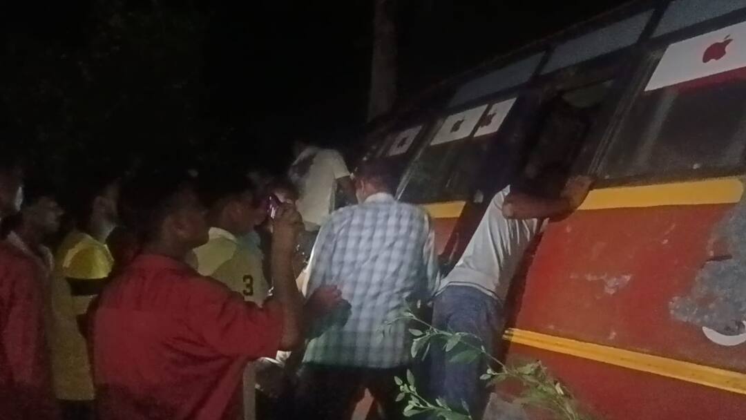 अलीगढ़ में भीषण सड़क हादसा, बस और ट्रैक्टर की भिड़ंत में एक मौत की, कई घायल Aligarh bus collides with tractor 1 people died and 20 more injured ann अलीगढ़ में भीषण सड़क हादसा, बस और ट्रैक्टर की भिड़ंत में एक मौत की, कई घायल