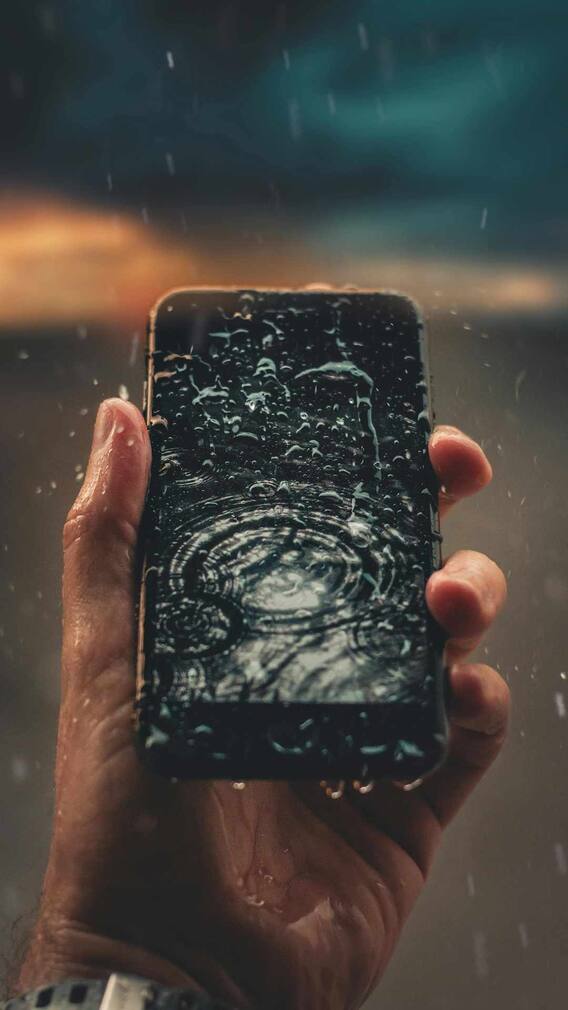 మీ ల్యాప్‌టాప్, మొబైల్ వర్షంలో తడిస్తే ఈ తప్పులు చేయవద్దు