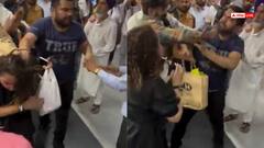 Video: लड़की के बाल पकड़कर खींचे, लड़कों के बीच चले लात-घूसे, दिल्ली मेट्रो में मारपीट का वीडियो वायरल