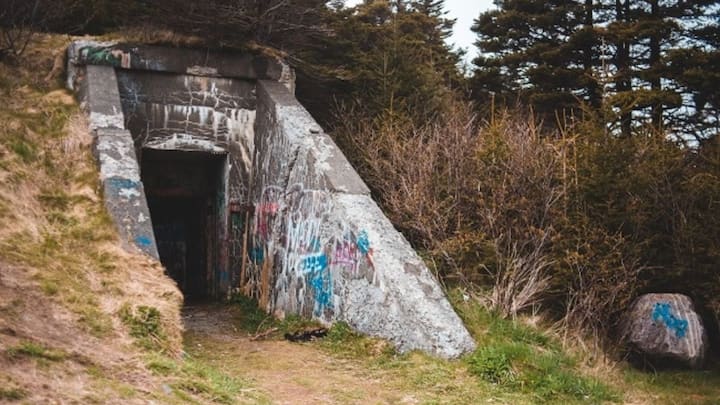 ఆ చట్టం ప్రకారం, అత్యవసర పరిస్థితి కోసం ప్రతి వ్యక్తికి కనీసం ఒక చదరపు మీటర్ స్థలం ఉండాలి. అంతేకాకుండా ఆ బంకర్ వ్యక్తి ఇంటి నుండి అరగంట దూరంలో చేరుకోగలగాలి లేదా కొండ ప్రాంతం అయితే ఒక గంట దూరంలో చేరాలా ఉండాలి.