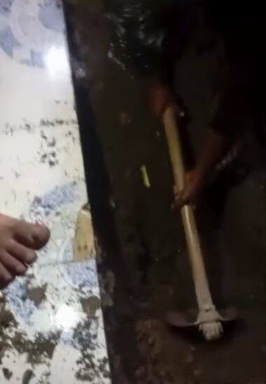 हत्या झालेल्या पतीचे नाव विजय चौहान असून, आरोपी पत्नीचे नाव गुडिया चमन चौहान आणि तिच्या प्रियकराचे नाव मोनू विश्वकर्मा आहे. या दाम्पत्याला चेतन चौहान नावाचा आठ वर्षांचा मुलगा देखील आहे.