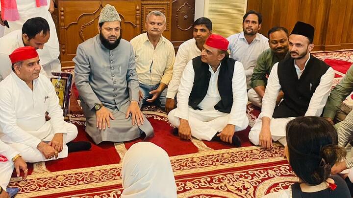 अखिलेश यादव की इस बैठक की तस्वीरें सोशल मीडिया पर वायरल हो रही हैं. जिसमें सपा सांसद मस्जिद में बैठे दिखाई दे रहे हैं.