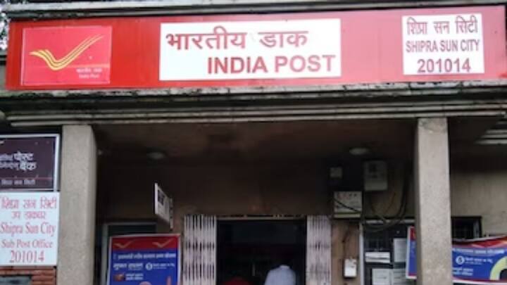 इसका मतलब यह है कि अगर आप पैसा नहीं निकालते. तो आपको अपने निवेश पर उतना फायदा नहीं मिलेगा. जितना पहले मिलता था. इसलिए अब जरूरी हो गया है कि स्कीम के मैच्योर होते ही या तो रकम निकाल लें या दोबारा निवेश की प्रक्रिया शुरू करें.