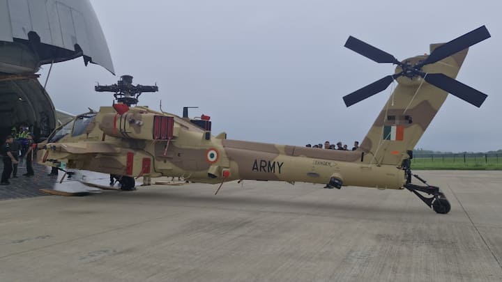 भारतीय सेना को अमेरिकी रक्षा कंपनी बोइंग से तीन AH-64E अपाचे लड़ाकू हेलीकॉप्टर मिल चुके हैं. यह डिलीवरी ₹4,168 करोड़ की डील का हिस्सा है, जिसमें कुल 6 हेलीकॉप्टर शामिल हैं. यानी एक हेलीकॉप्टर की कीमत लगभग ₹860 से ₹948.5 करोड़ तक है.