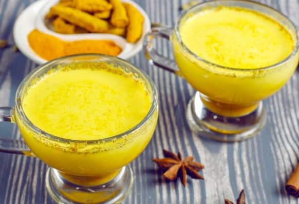 हल्दी वाला दूध: हल्दी में करक्यूमिन नामक तत्व होता है जो लिवर की सूजन और फैट को कम करने में मदद करता है. रात में सोने से पहले हल्दी वाला गुनगुना दूध पीना बेहद लाभकारी हो सकता है.