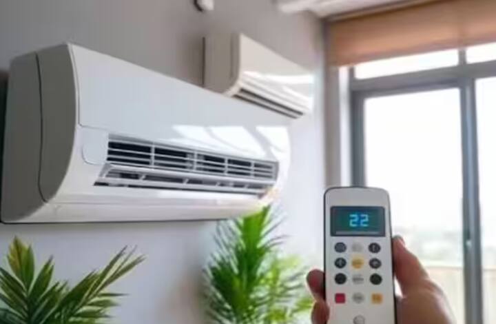 ਜਿਸ ਕਾਰਨ ਬਿਜਲੀ ਦੀ ਖਪਤ ਵੀ ਘੱਟ ਜਾਂਦੀ ਹੈ ਅਤੇ ਏਸੀ ਵੀ ਕੰਮ ਕਰਨ ਦੀ ਸਥਿਤੀ ਵਿੱਚ ਰਹਿੰਦਾ ਹੈ। ਬਹੁਤ ਸਾਰੇ ਲੋਕ ਸੋਚਦੇ ਹਨ ਕਿ ਘੱਟ ਤਾਪਮਾਨ ਸੈੱਟ ਕਰਨ ਨਾਲ ਕਮਰਾ ਜਲਦੀ ਠੰਡਾ ਹੋ ਜਾਵੇਗਾ। ਪਰ ਬਰਸਾਤ ਦੇ ਮੌਸਮ ਵਿੱਚ, ਏਸੀ ਨੂੰ ਸਿਰਫ਼ ਗਰਮੀ ਦੇ ਵਿਰੁੱਧ ਨਹੀਂ ਸਗੋਂ ਨਮੀ ਦੇ ਵਿਰੁੱਧ ਕੰਮ ਕਰਨਾ ਪੈਂਦਾ ਹੈ। ਇਸ ਲਈ, ਤਾਪਮਾਨ ਨੂੰ ਬਹੁਤ ਠੰਡਾ ਰੱਖਣ ਨਾਲ ਏਸੀ ਦਾ ਕੰਮ ਹੋਰ ਵੀ ਮੁਸ਼ਕਲ ਹੋ ਜਾਂਦਾ ਹੈ।