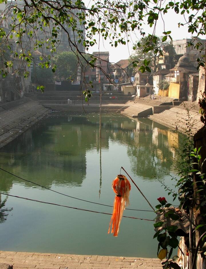 वाळकेश्वर मंदिर (बाणगंगा मंदिर): वाळकेश्वर मंदिर, ज्याला बाणगंगा मंदिर म्हणूनही ओळखले जाते, हे मुंबईतील एक प्रसिद्ध हिंदू मंदिर आहे. हे मंदिर भगवान शंकराला समर्पित आहे आणि मलबार हिल येथे स्थित आहे. या मंदिरासोबतच येथे बाणगंगा तलाव देखील आहे.
