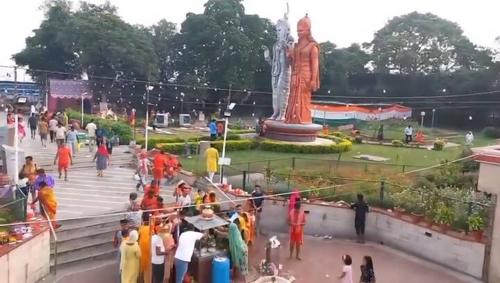 मंगल महादेव बिड़ला कानन मंदिर भगवान शिव और अन्य देवी-देवताओं की विशाल मूर्तियों के लिए प्रसिद्ध है. यह मंदिर लगभग 200 एकड़ भूमि में फैला हुआ है और इसकी शांत और आध्यात्मिक वातावरण भक्तों को मानसिक और आत्मिक शांति प्रदान करता है. दिल्ली से गुरुग्राम की ओर जाने वाले नेशनल हाईवे-8 (NH-8) पर स्थित यह मंदिर रास्ते से ही स्पष्ट रूप से दिखाई देता है. विशेष रूप से भगवान शिव की लगभग 100 फीट ऊंची प्रतिमा दूर से ही ध्यान आकर्षित करती है. यह प्रतिमा इस मंदिर का प्रमुख आकर्षण है और यात्रियों को मंत्रमुग्ध कर देती है. मंदिर परिसर में भगवान शिव के अलावा माता पार्वती, भगवान कार्तिकेय, नंदी बैल, भगवान गणेश, सीता-राम और राधा-कृष्ण की विशाल कांस्य प्रतिमाएं भी स्थित हैं. मंदिर परिसर में साफ-सफाई का विशेष ध्यान रखा जाता है. मंदिर के दोनों ओर सुंदर बाग-बगीचे बने हुए हैं, जिनके बीच से होकर मंदिर तक पहुंचने का रास्ता है. यह बाग-बगीचे मंदिर प्रबंधन द्वारा बहुत ही सुंदर तरीके से सजाए और संजोए गए हैं.