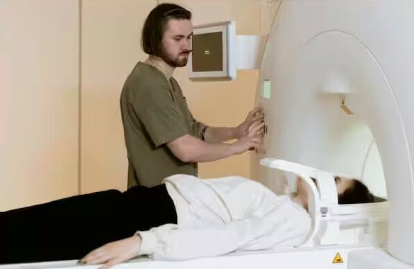 CT સ્કેનની તુલનામાં MRI સ્કેન શરીરના આ ભાગોના વધુ સારા અને ડિટેઈલમાં તસવીરો લેવાની ક્ષમતા ધરાવે છે. આ ઉપરાંત, તેમાં કોઈપણ પ્રકારના રેડિયેશનનો ઉપયોગ થતો નથી, જે શરીરને નુકસાન પહોંચાડે છે. આ જ કારણ છે કે ડોકટરો MRI સ્કેન કરાવવાની ભલામણ કરે છે.