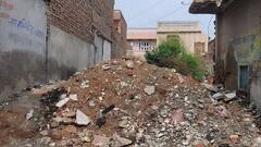 आपके खाली प्लॉट में कूड़ा फेंकते हैं पड़ोसी, कहां कर सकते हैं शिकायत