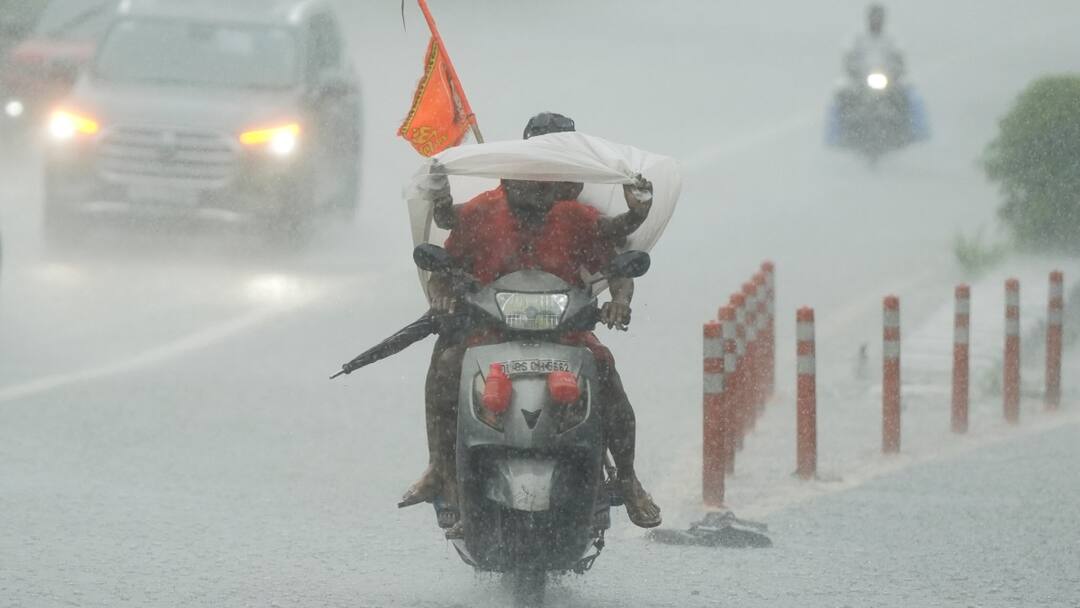 TN Rain Alert chennai weather forecast tamilnadu today Meteorological Department warns 2 Districts Nilagiri Covai July 26 TN weather Reoprt: 2 மாவட்டங்களுக்கு ரெட் அலெர்ட், எங்கெல்லாம் கனமழைக்கு வாய்ப்பு? சென்னை வானிலை நிலவரம்