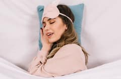 रात को सोने से पहले पिएं घी वाला दूध, मिलेंगे ये 6 कमाल के फायदे