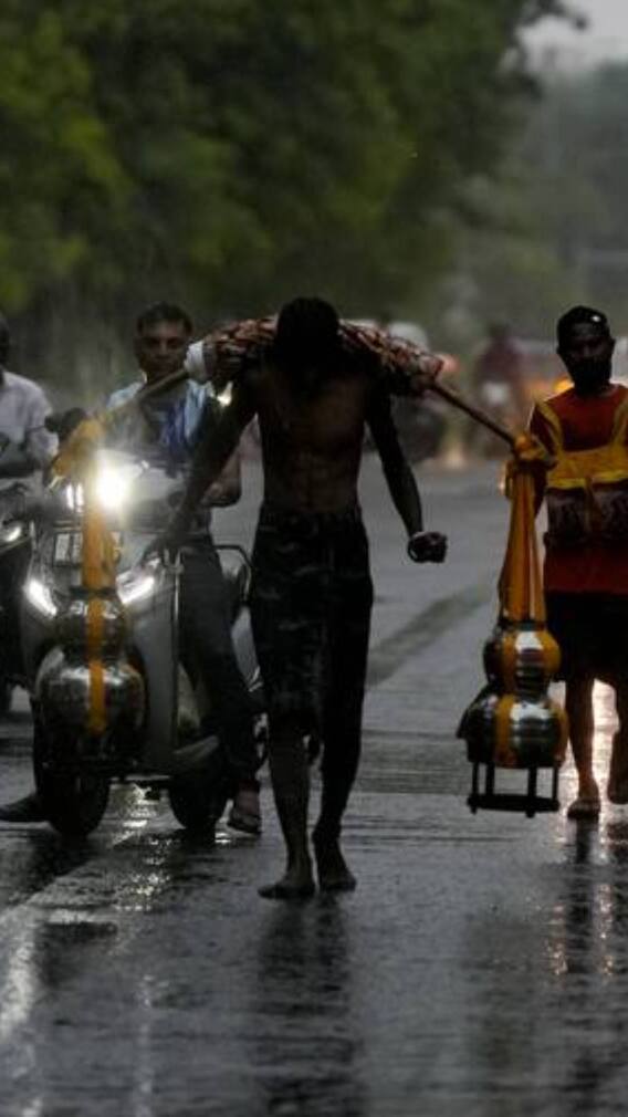ट्रैफिक-जाम और जलभराव के बीच दिल्ली में दिनभर बारिश