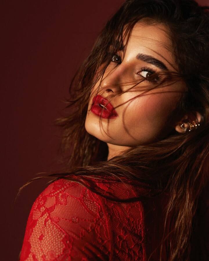 Rasha Thadani – Azaad: In her debut film Azaad, Rasha Thadani brought a unique blend of warmth and intensity to the screen. Her performance left a lasting impression, signaling that she’s ready for a long and meaningful career in Bollywood.